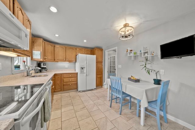 2 Sonrel St, Woburn, MA 01801