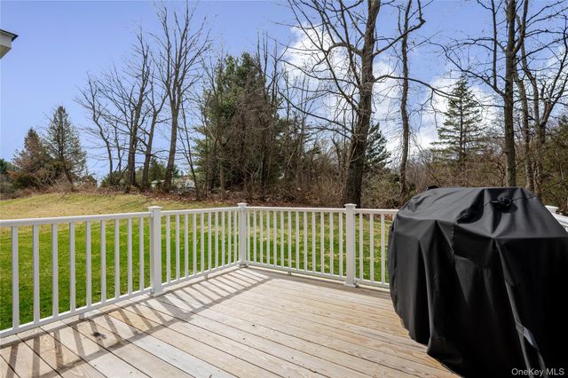 77 Kensington Lane, Poughkeepsie, NY 12603