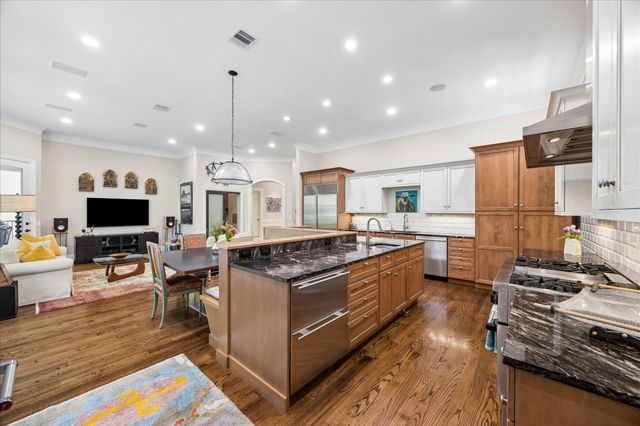 207 Briar Oaks Cove, Houston, TX 77056