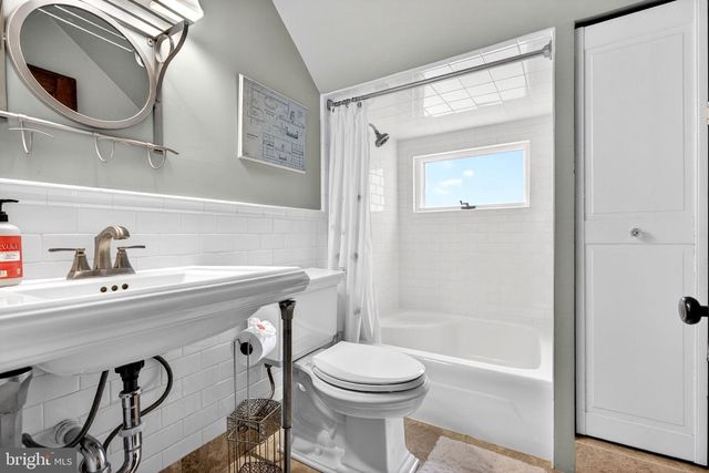 7 W COOPER AVE, Moorestown, NJ 08057