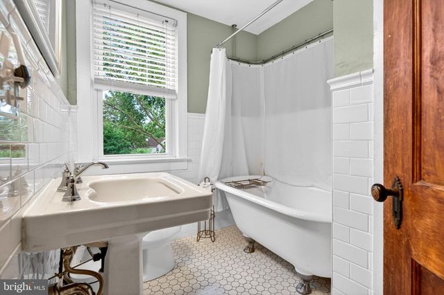 7 W COOPER AVE, Moorestown, NJ 08057