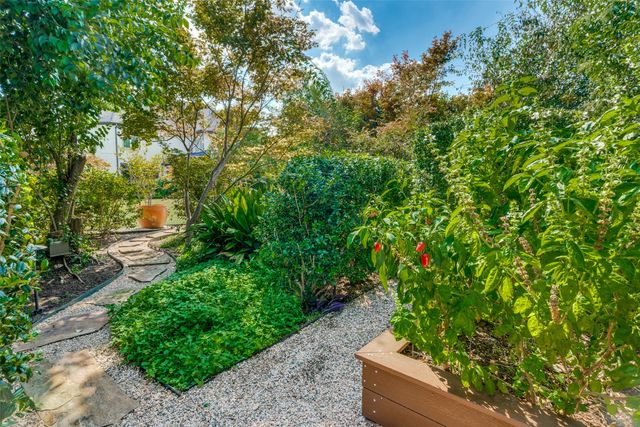 4731 N Lindhurst Avenue, Dallas, TX 75229