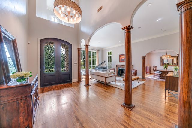 4731 N Lindhurst Avenue, Dallas, TX 75229