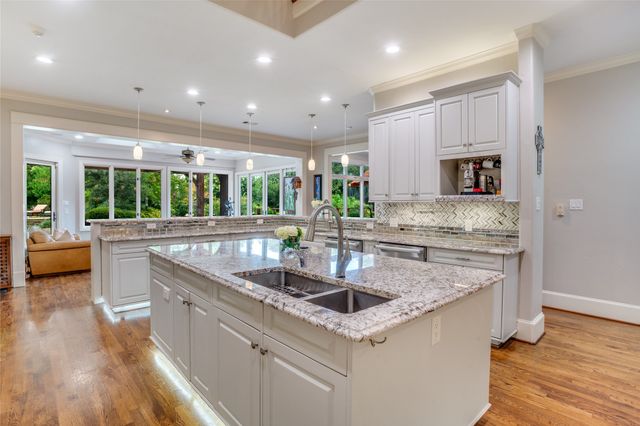 4731 N Lindhurst Avenue, Dallas, TX 75229