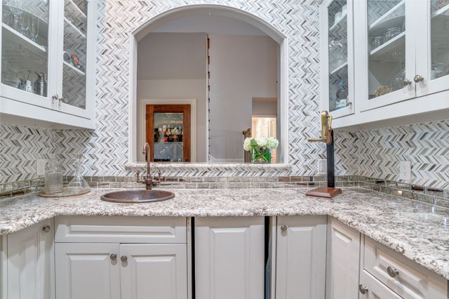 4731 N Lindhurst Avenue, Dallas, TX 75229