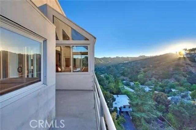 2579 Leicester Drive, Los Angeles, CA 90046