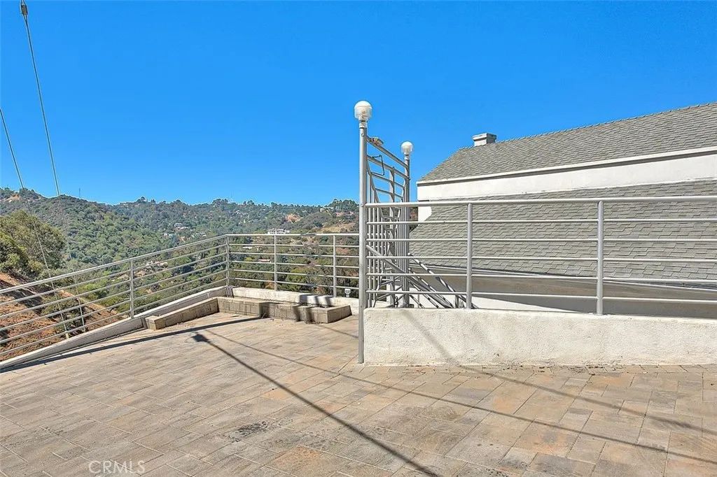 2579 Leicester Drive, Los Angeles, CA 90046