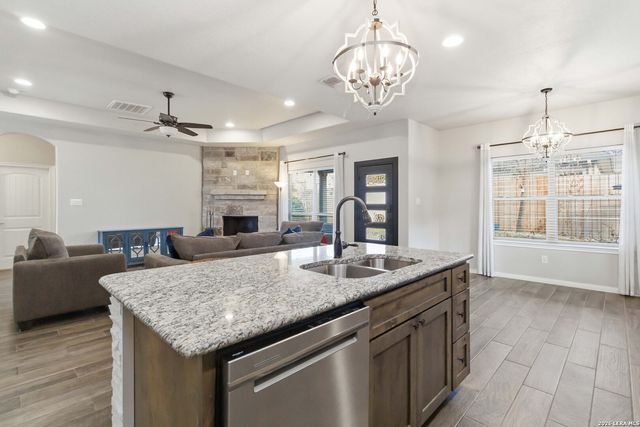 570 Forest Crest, Canyon Lake, TX 78133