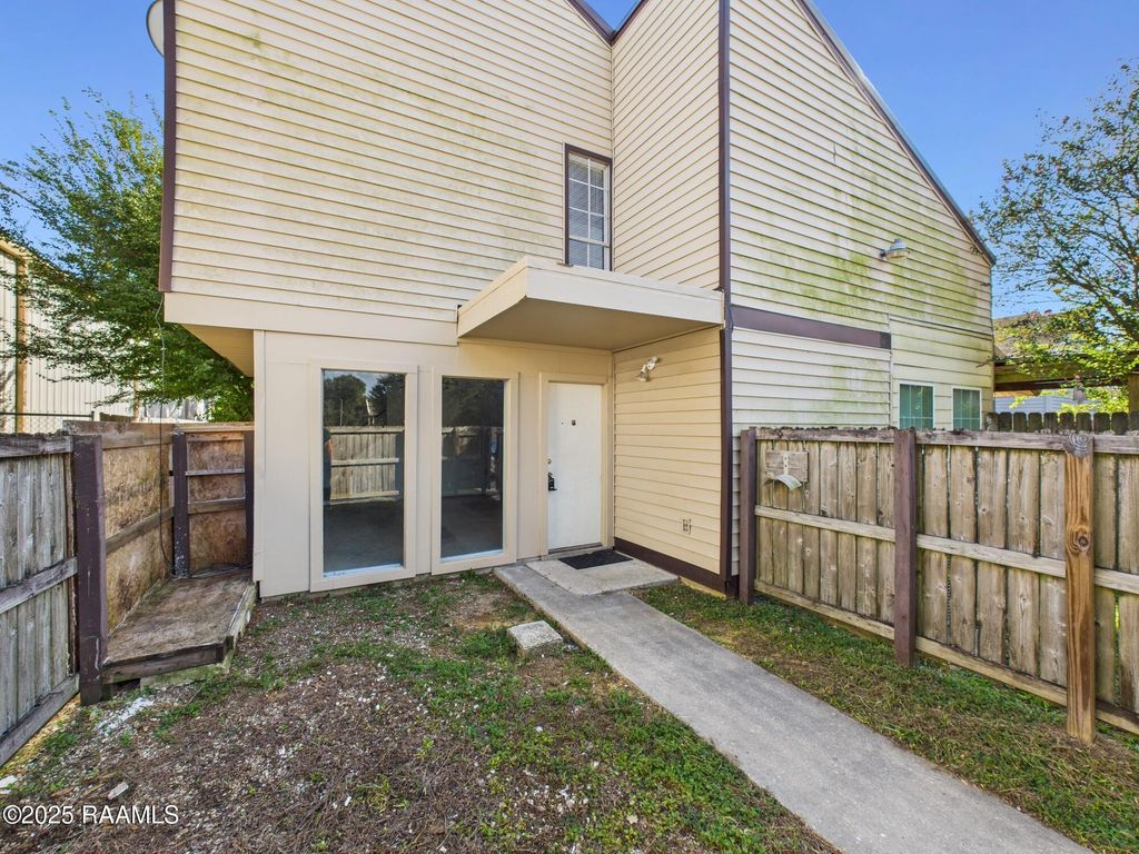 201 Fox Run Avenue 1, Lafayette, LA 70508