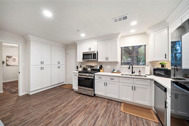1606 E Fayle Street, Baytown, TX 77520