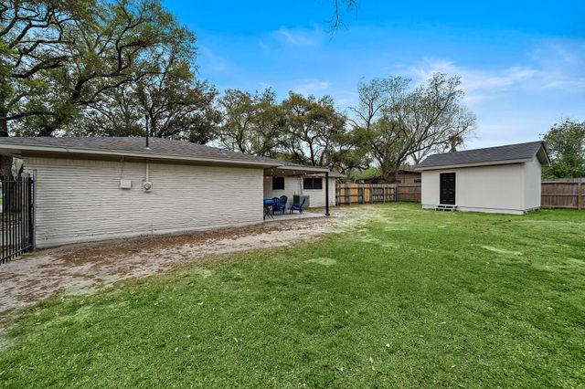 1606 E Fayle Street, Baytown, TX 77520