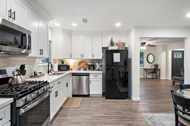 1606 E Fayle Street, Baytown, TX 77520