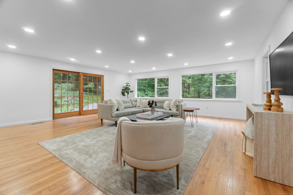 20 Ravenwood Drive, Weston, CT 06883