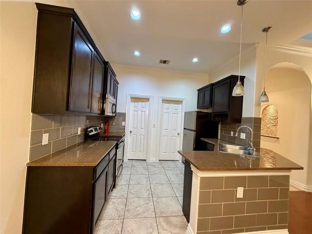 398 Mesa DR C, Del Valle, TX 78617