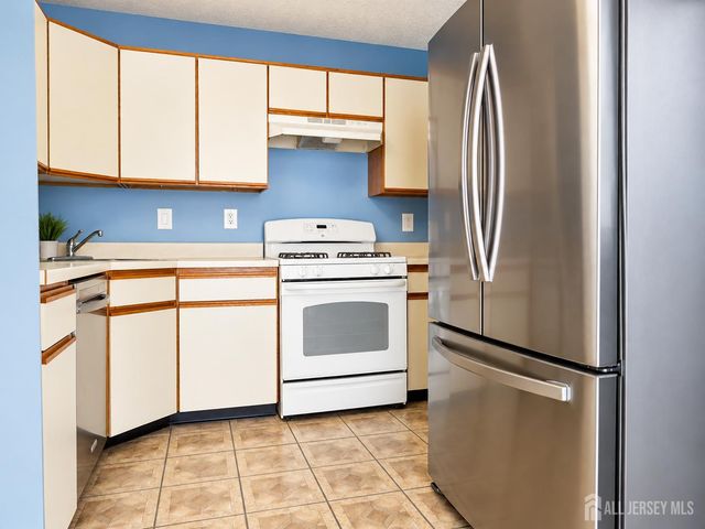 323 Wimbeldon Court, North Brunswick, NJ 08902