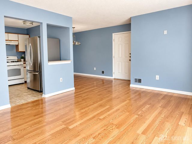 323 Wimbeldon Court, North Brunswick, NJ 08902