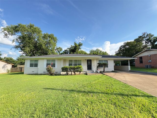 105 Calloway Drive, Hughes Springs, TX 75656