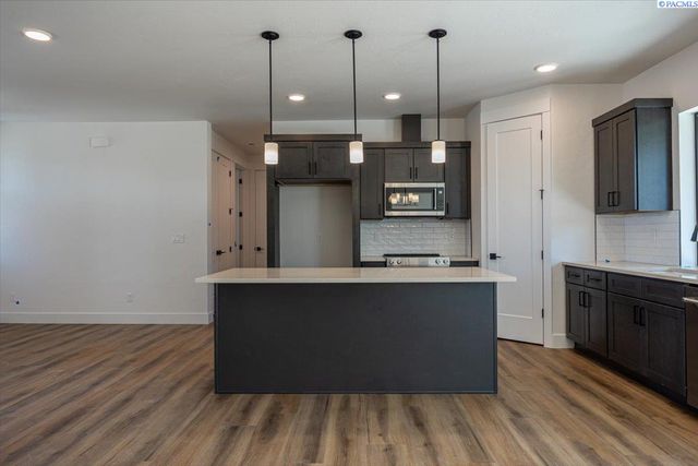 1821 S Union St, Kennewick, WA 99338