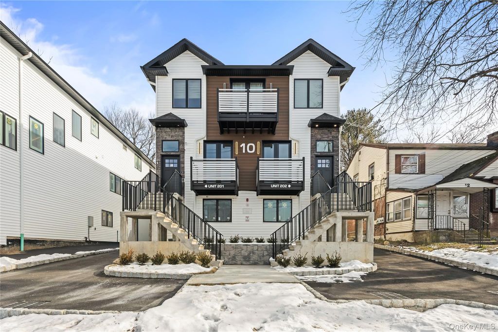 10 Memorial Park 101, Spring Valley, NY 10977