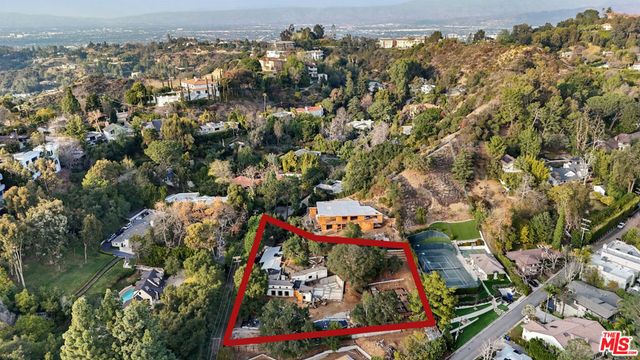 2320 Bowmont Drive, Beverly Hills, CA 90210