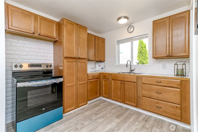 921 E 58th Street, Tacoma, WA 98404