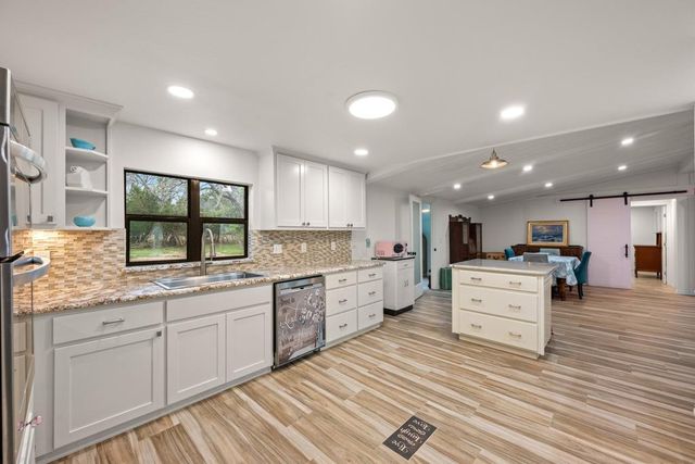1169 W US Highway 290, Johnson City, TX 78636