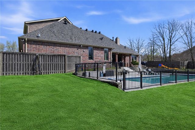 5917 W Kennedy Drive, Fayetteville, AR 72704