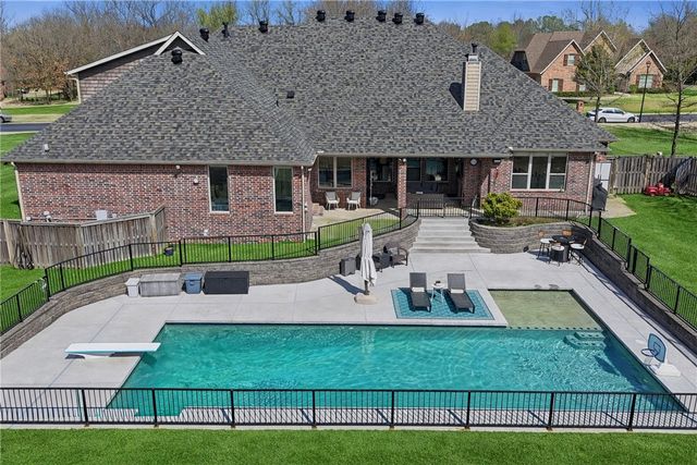 5917 W Kennedy Drive, Fayetteville, AR 72704