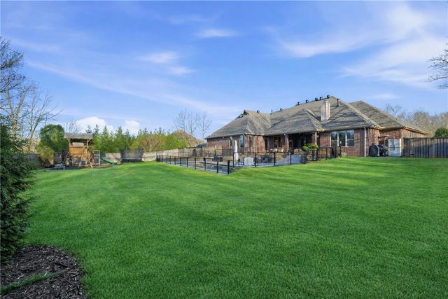 5917 W Kennedy Drive, Fayetteville, AR 72704