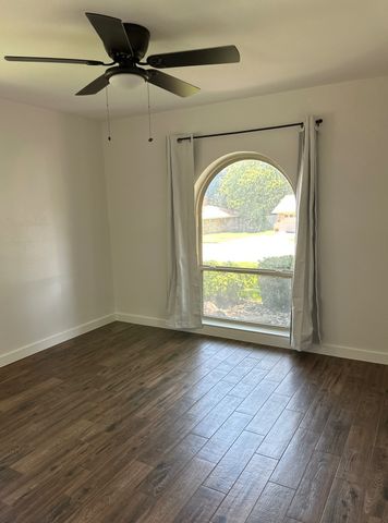 120 Lakeway Drive, Benbrook, TX 76126