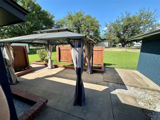 120 Lakeway Drive, Benbrook, TX 76126