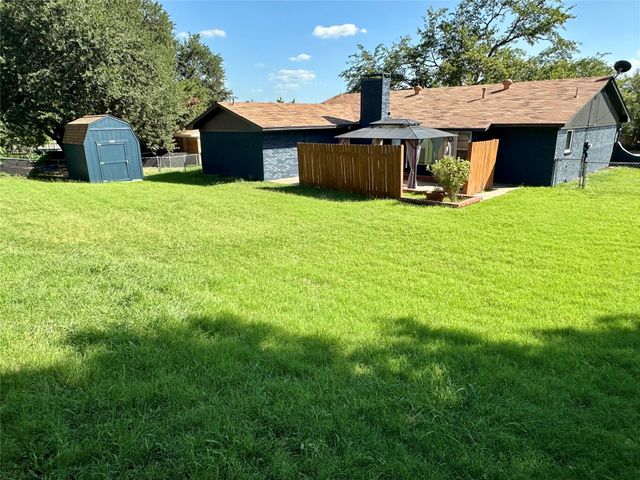 120 Lakeway Drive, Benbrook, TX 76126