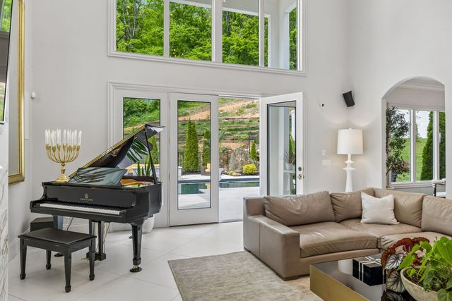 1077 Stockett Dr, Nashville, TN 37221