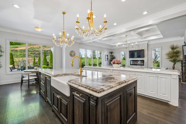 1077 Stockett Dr, Nashville, TN 37221