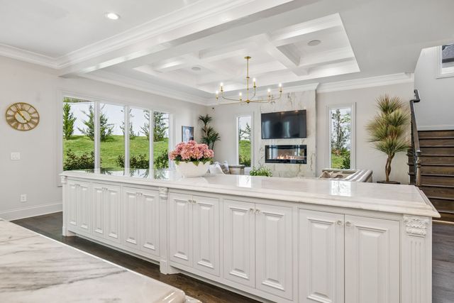 1077 Stockett Dr, Nashville, TN 37221