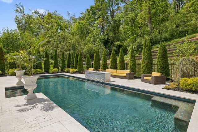 1077 Stockett Dr, Nashville, TN 37221