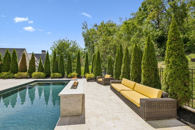 1077 Stockett Dr, Nashville, TN 37221