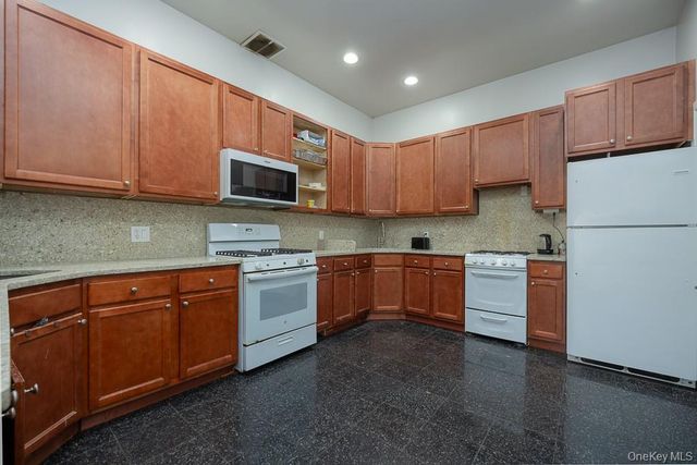 85 York Road S, Bloomingburg, NY 12721