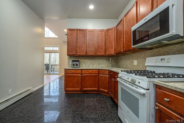 85 York Road S, Bloomingburg, NY 12721