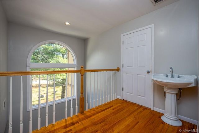 85 York Road S, Bloomingburg, NY 12721