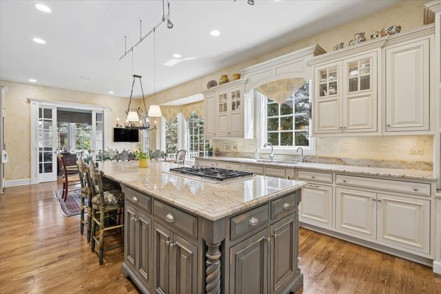64 Forest Gate Circle, Oak Brook, IL 60523