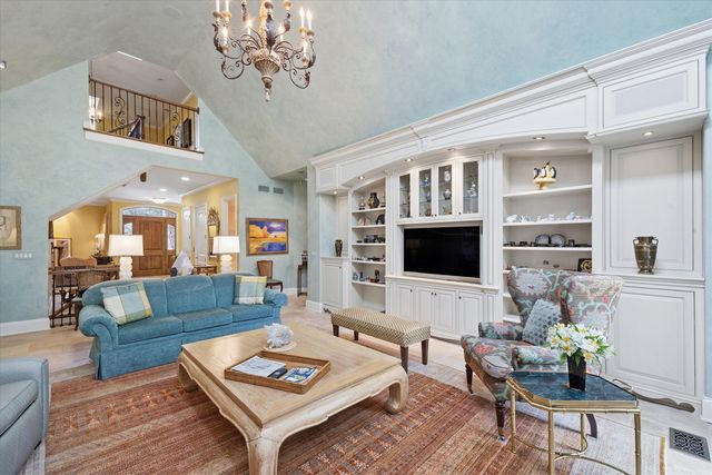 64 Forest Gate Circle, Oak Brook, IL 60523