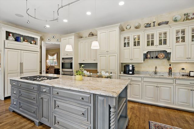 64 Forest Gate Circle, Oak Brook, IL 60523