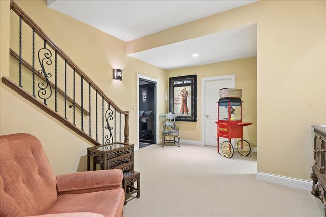 64 Forest Gate Circle, Oak Brook, IL 60523