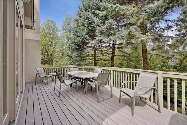 64 Forest Gate Circle, Oak Brook, IL 60523