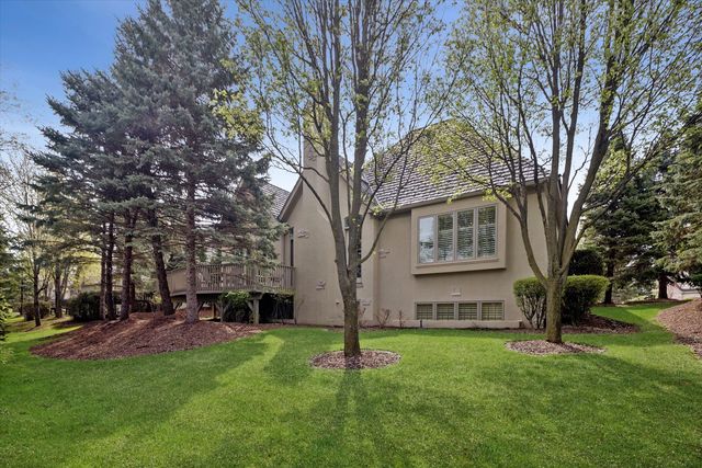 64 Forest Gate Circle, Oak Brook, IL 60523