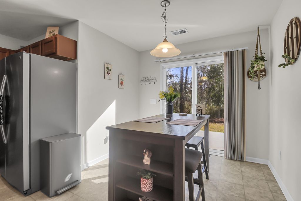 Image 17 of property listing at 146 Brittondale Road, Summerville, SC 29485