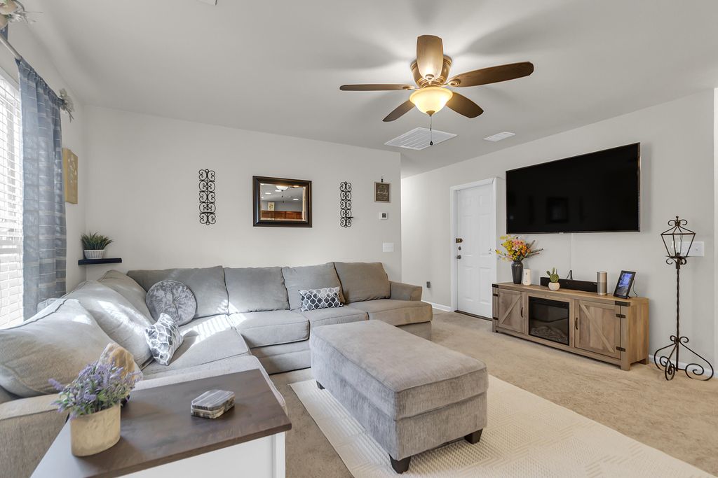 Image 7 of property listing at 146 Brittondale Road, Summerville, SC 29485