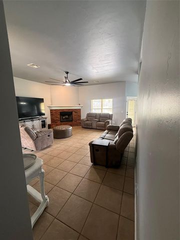 1800 Meadow Run Drive, Moore, OK 73160