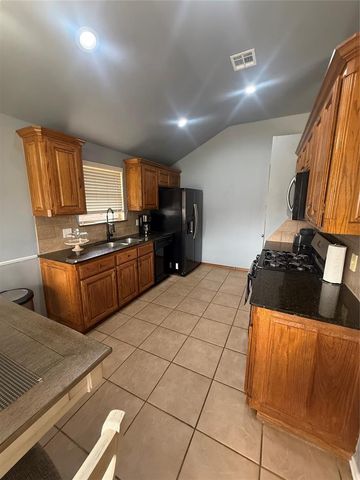 1800 Meadow Run Drive, Moore, OK 73160